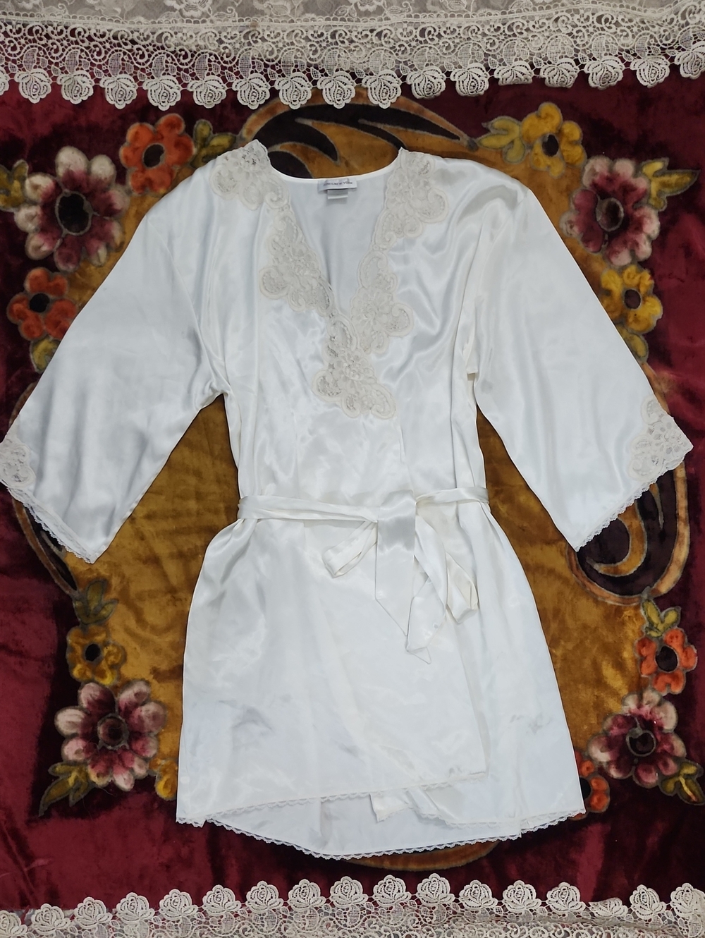 Jones New York White Satin Lace-Trim Robe